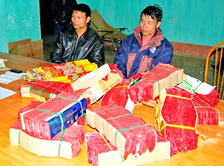 Illegal firecracker-smugglers are arrested near the northern border with China. (Photo: SGGP) Illegal firecracker-smugglers are arrested near the northern border with China. (Photo: SGGP)